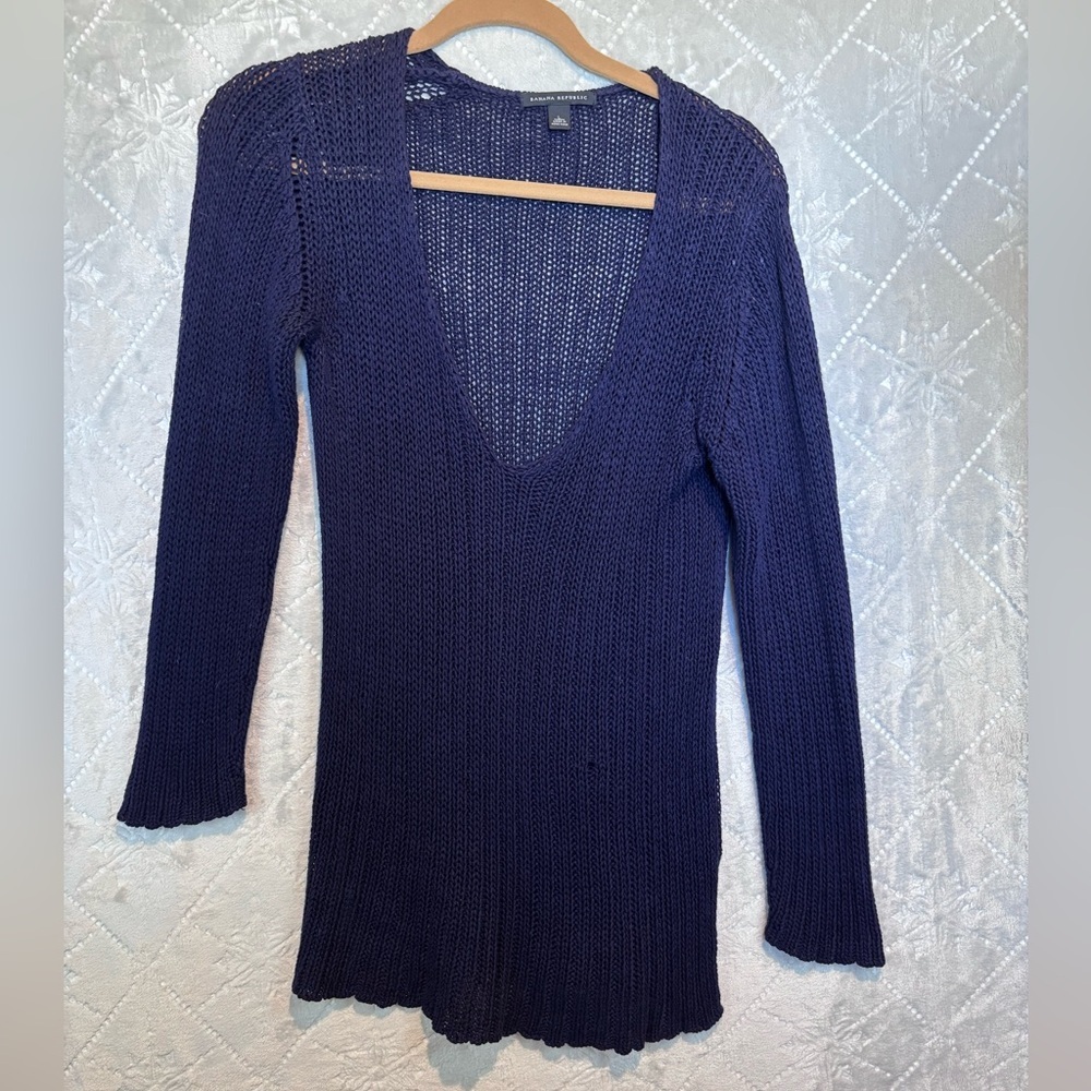 Banana Republic Navy Knit Deep V-Neck Sweater (L) — Longline, Lightweight